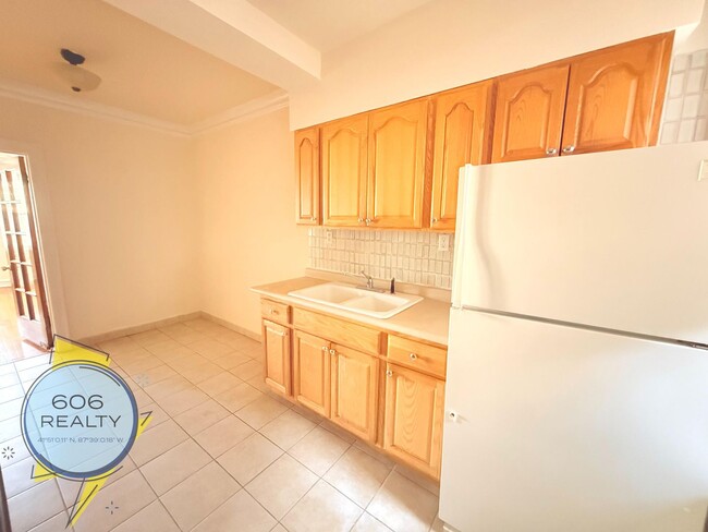 Building Photo - Spacious updated 6 Corners Apartments!