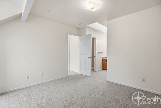 Building Photo - 419 NE 7th Ave