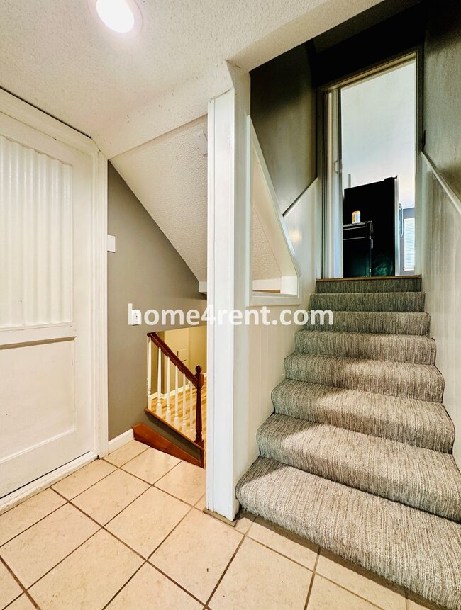 Building Photo - Three Bedroom Home in Overland Park w/ Wood Floors, Finished Basement, and a Fenced Yard!