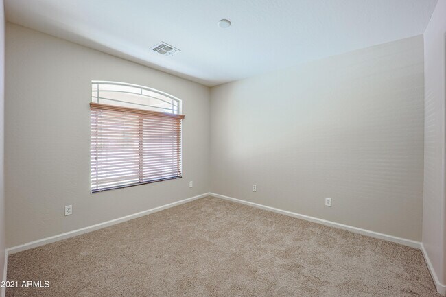 Building Photo - 10938 W Meadowbrook Ave