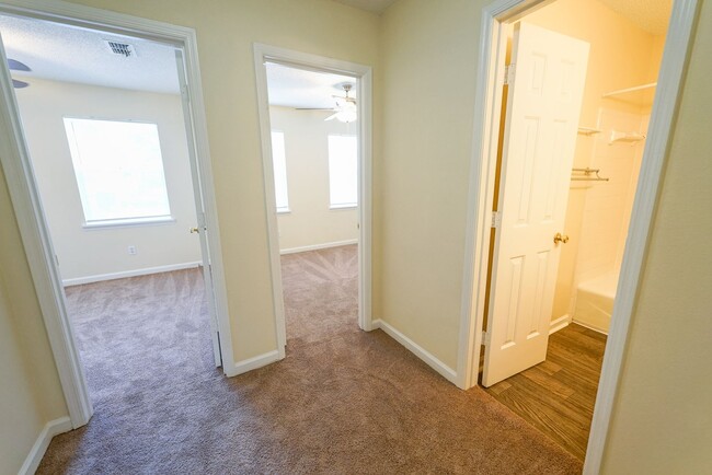 Building Photo - Super Cute 3 bedroom 3 bathroom townhome o...