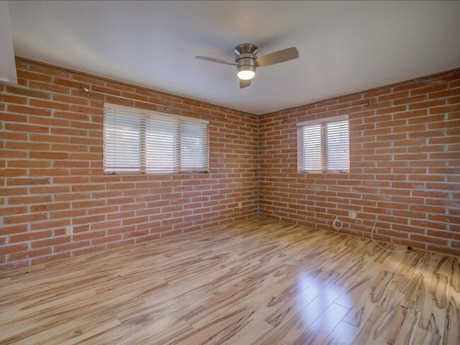 Building Photo - 4 Bedrooms, 3 Bathrooms