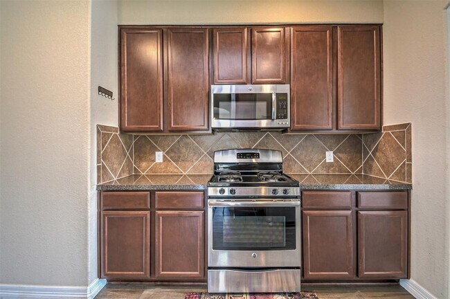 Building Photo - 17822 Aveleigh Ln