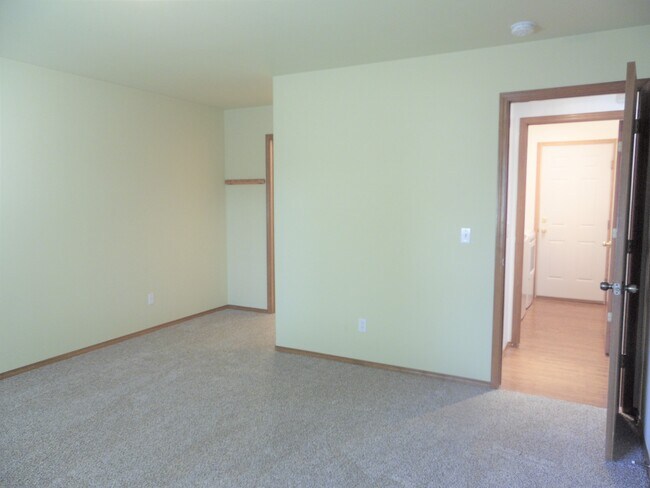 Building Photo - 1290 W Cardinal Ave