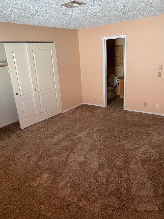 Building Photo - Beautiful upper level larger 2 bedroom, 2 ...