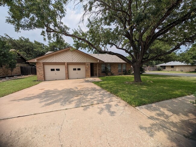 Building Photo - Western Oaks 3-2-2
