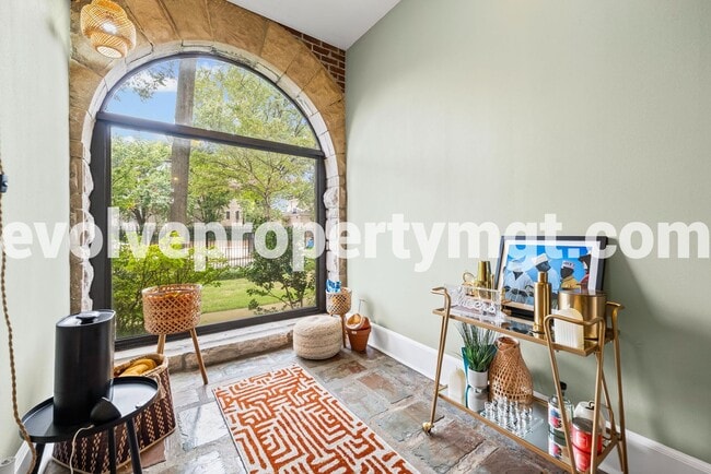 Building Photo - Charming 2 bedroom midtown unit.