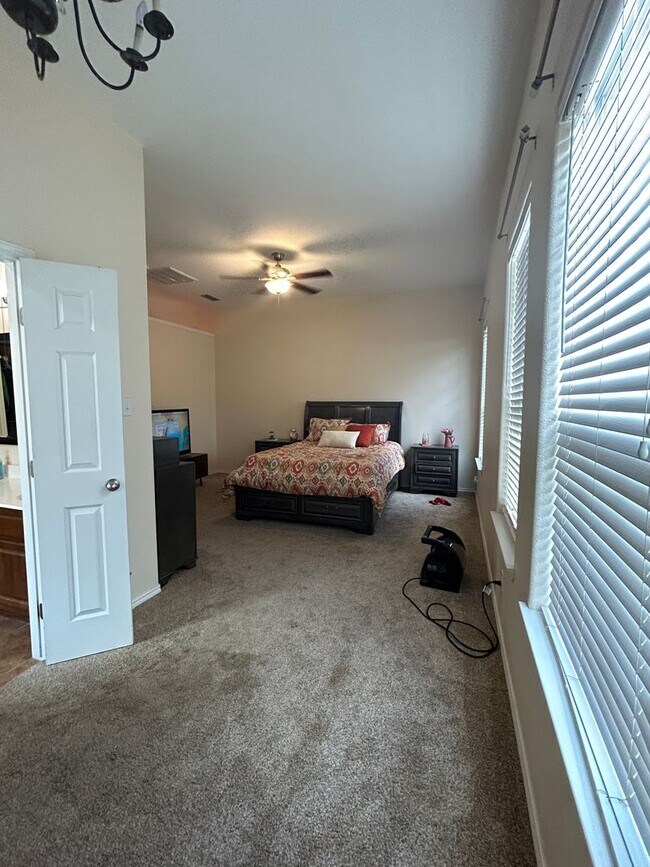 Building Photo - 6911 Stonegate Dr