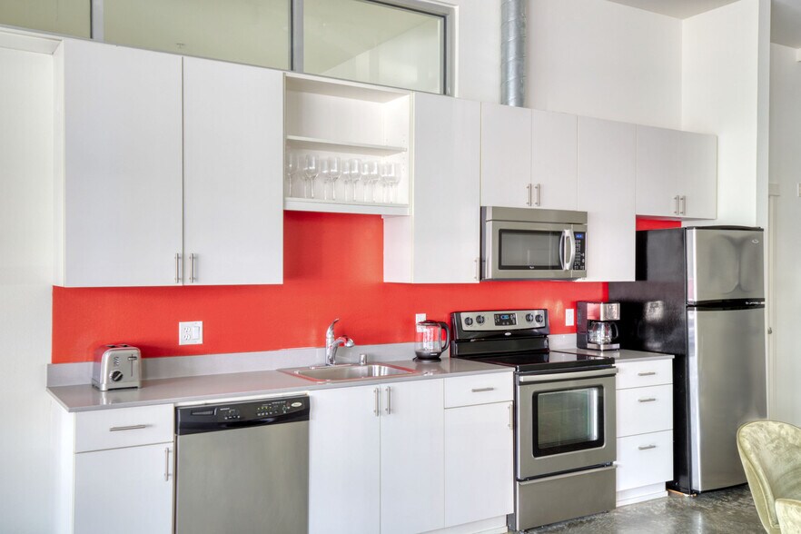 Building Photo - 330 3rd Ave W