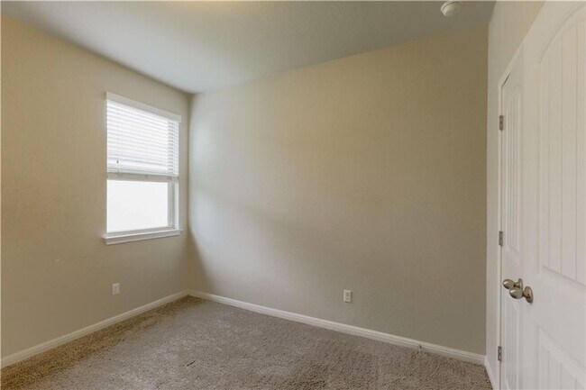 Building Photo - Lovely and Cozy 3/BR and 2/BA Home in Roun...