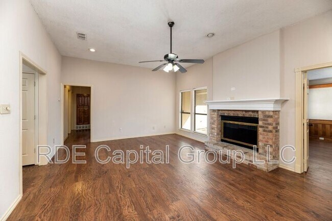 Building Photo - 922 Kingston Dr