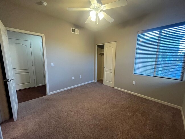 Building Photo - Spacious 2 bed 2 bath condo available in N...