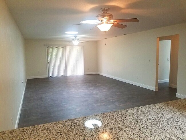 Building Photo - 711 N Wild Olive Ave