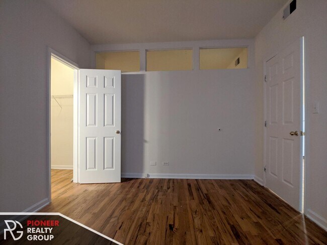 Building Photo - 917 W Dakin St