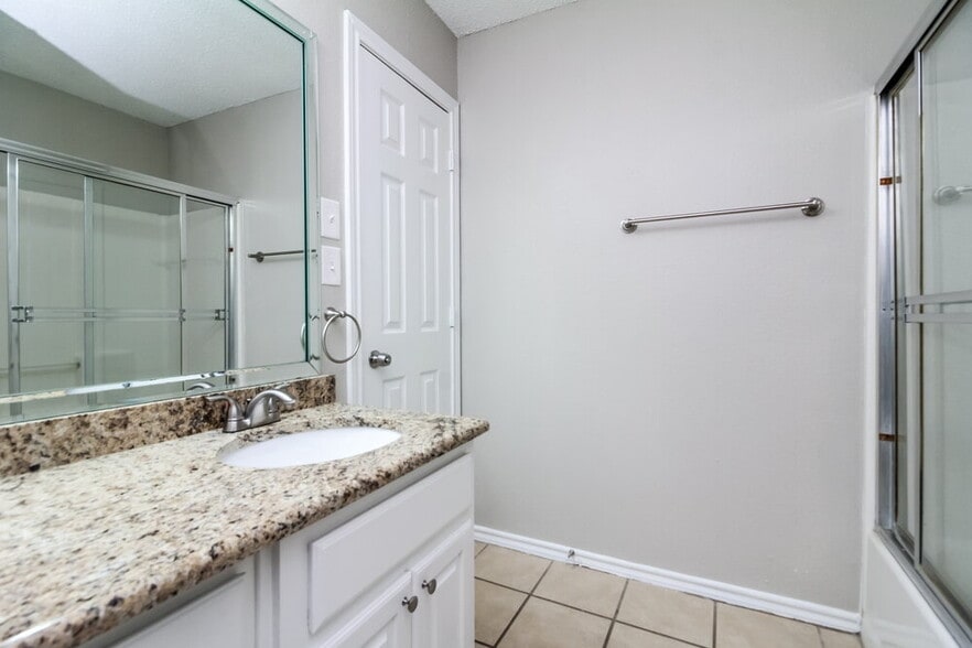 Building Photo - 834 Green Pastures Dr