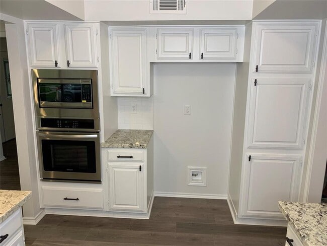 Building Photo - 610 Woodlake Cir