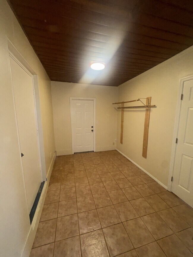 Building Photo - Cozy 3 Bedroom Home in Quiet Community | Hardwood Floors | Large Yard