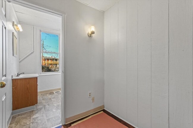 Building Photo - Bright 3 Bedroom, 1.5 Bath Home with Private Yard!