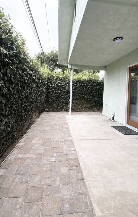 Building Photo - 4415 Stanbridge Ave