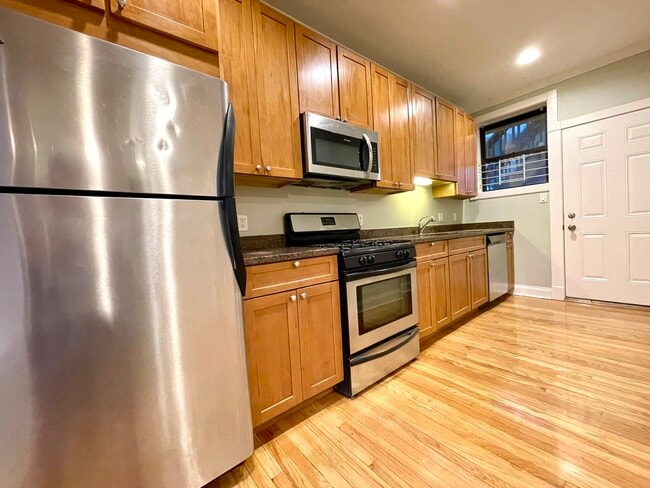 Building Photo - 1509 W Sherwin Ave