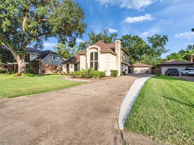 Building Photo - 702 Olde Oaks Dr