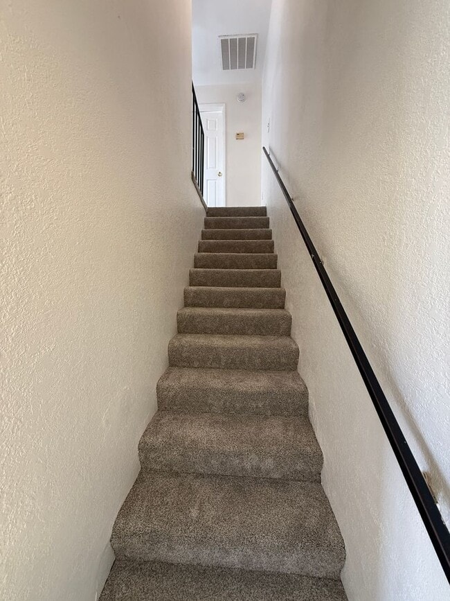 Building Photo - Porterville Townhouse for Rent: 2 Bedroom, 1.5 bath