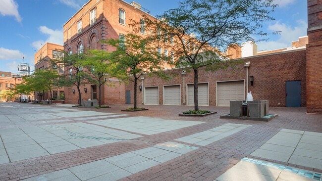 Building Photo - 200 River Pl Dr