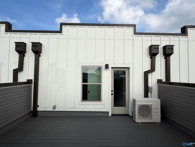 Building Photo - 14 Walnut St NE