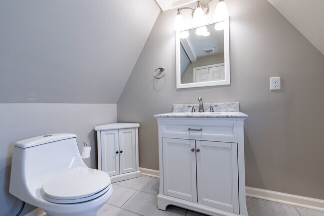 Building Photo - Charming Home in Deer Park Neighborhood