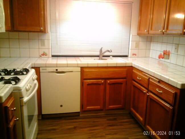 Building Photo - AWAY FROM THE HUSTLE AND BUSTLE !!! MOVE IN SPECIAL! $3147.50 MOVES YOU IN!