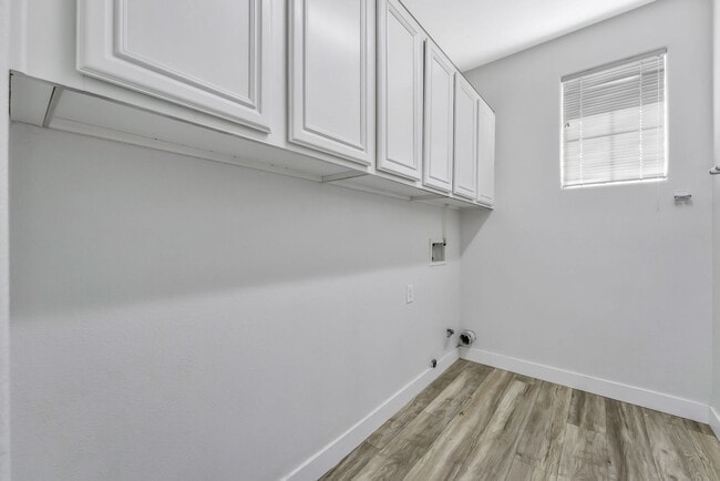 Building Photo - Stylish Hillside Townhome with Scenic Views in Gated Henderson Community!