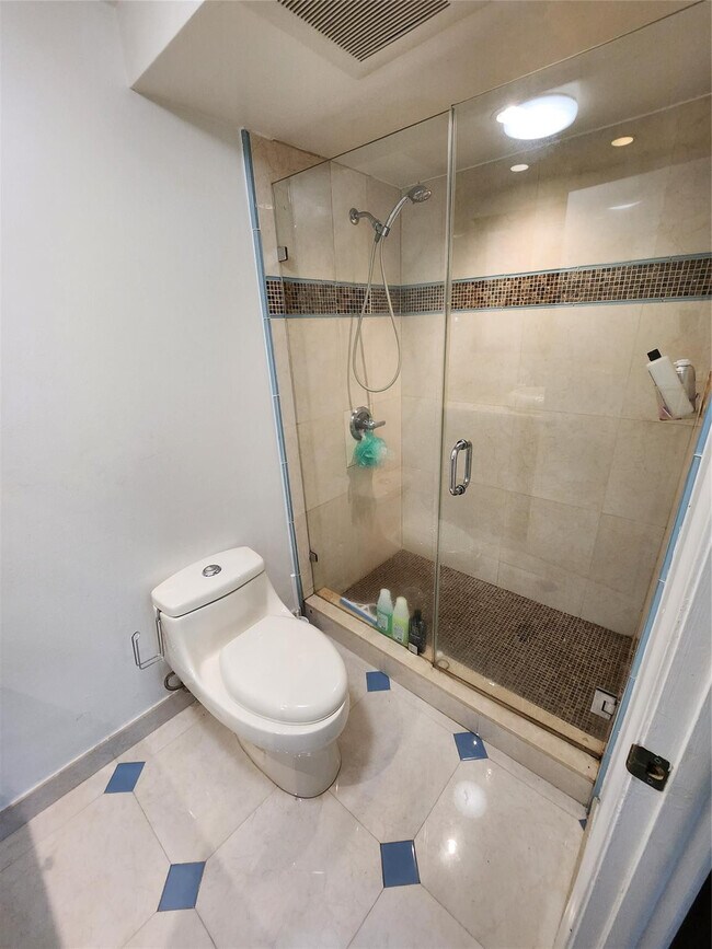 Building Photo - 219 NE 14th Ave