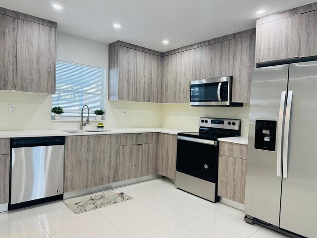 Building Photo - 4640 NE 5th Ave