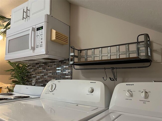 Building Photo - 2535 N MacGregor Way