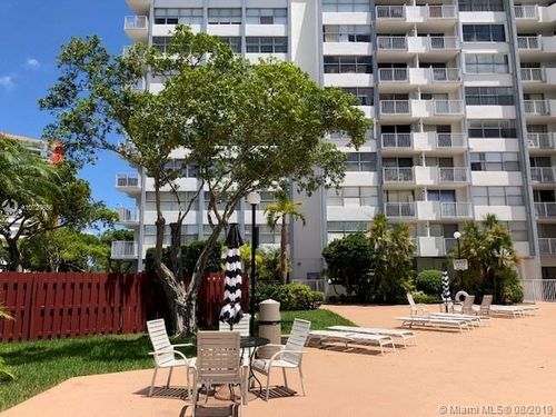 Building Photo - 1300 NE Miami Gardens Dr