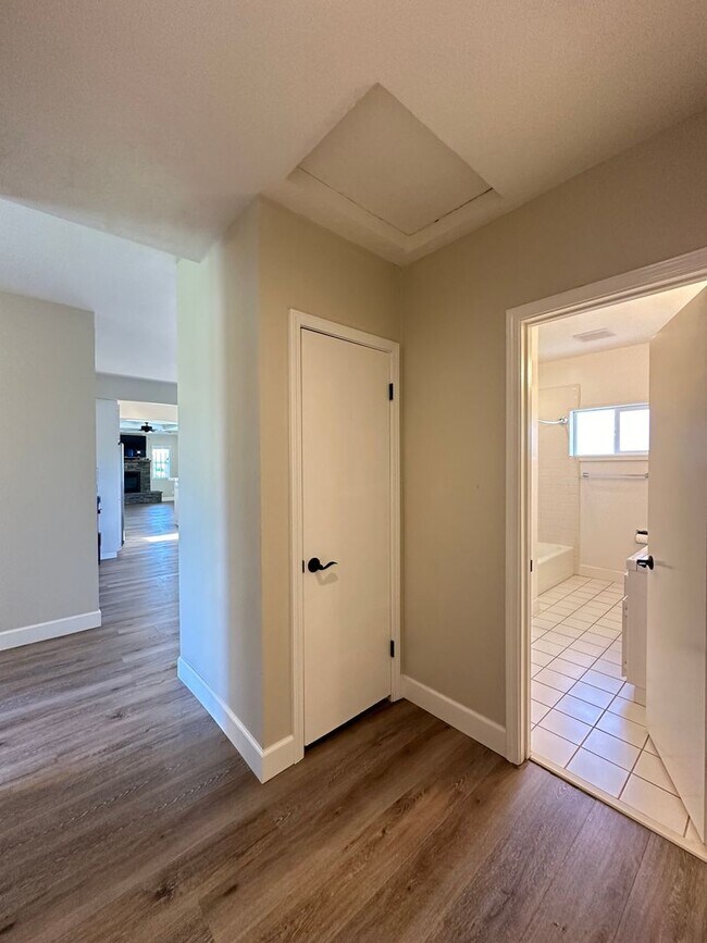 Building Photo - 4 Bedroom Home on Half Acre Lot