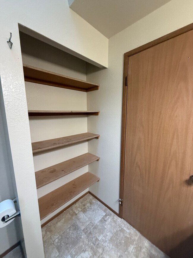 Building Photo - 3 BED 2.5 BATH WITH DAYLIGHT BASEMENT & BONUS ROOM - SPACIOUS CORNER LOT