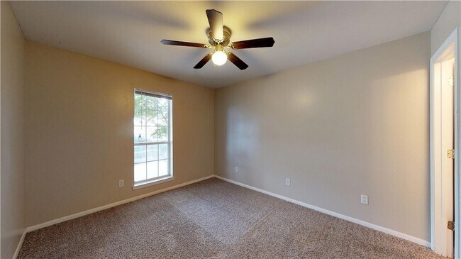 Building Photo - 1511 Hollow Hill Dr