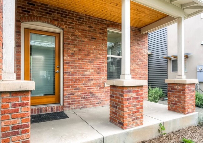 Building Photo - 1 bed 1.5 bath Stand Alone Townhome. Rent Discount - $2,750 Rent to July 31 2026. $2,995 Rent Sta...