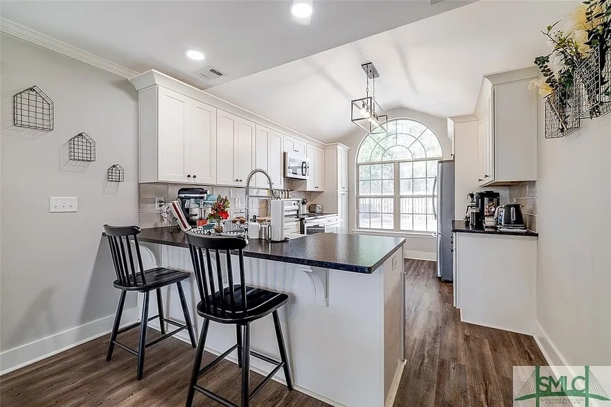 Building Photo - 165 Village Lake Dr