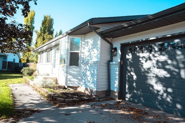 Building Photo - Gorgeous Family Home on Cul-de-Sac
