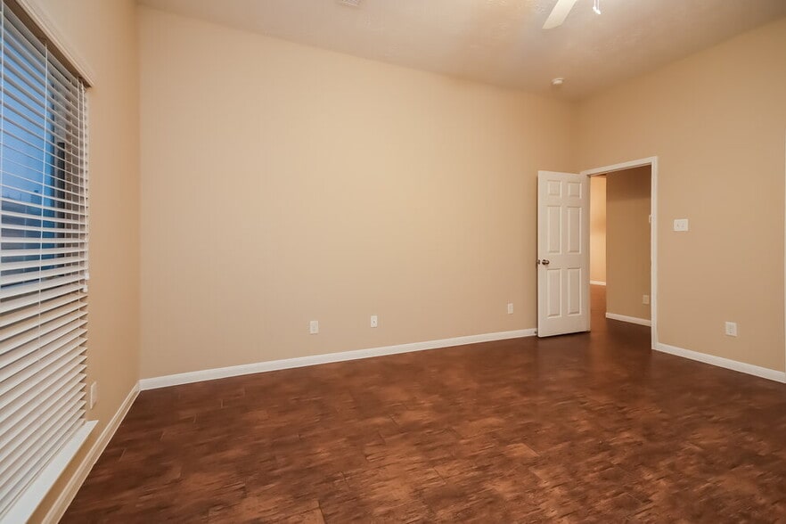 Building Photo - 3211 Quail Run Dr