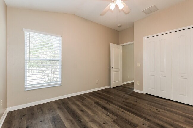 Building Photo - 10445 Meadow Spring Dr