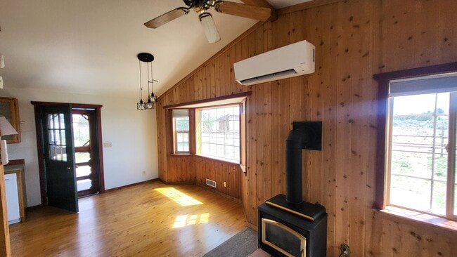 Building Photo - 3 Bed 2 Bath Single level - Horse Property...