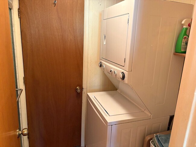 Building Photo - 2 Bedroom one level cabin