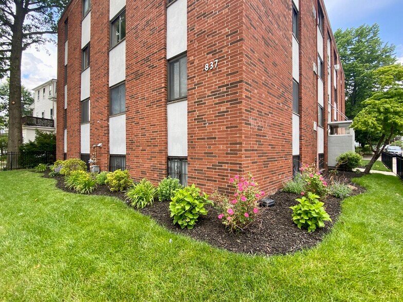 Building Photo - 837 River St