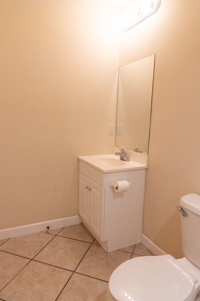 Building Photo - 252 Windridge Dr