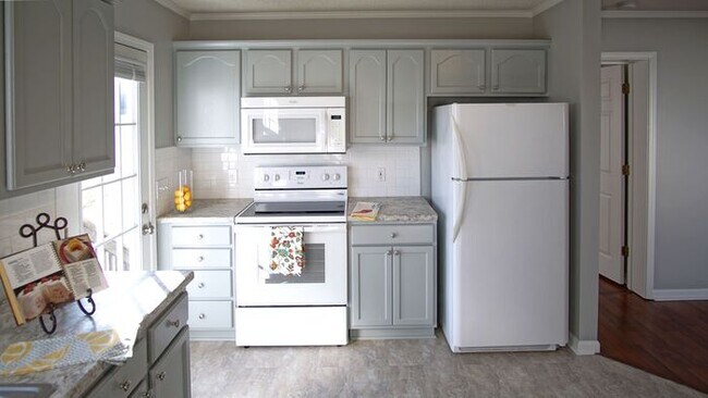 Building Photo - Three bedroom 2 bath single family home