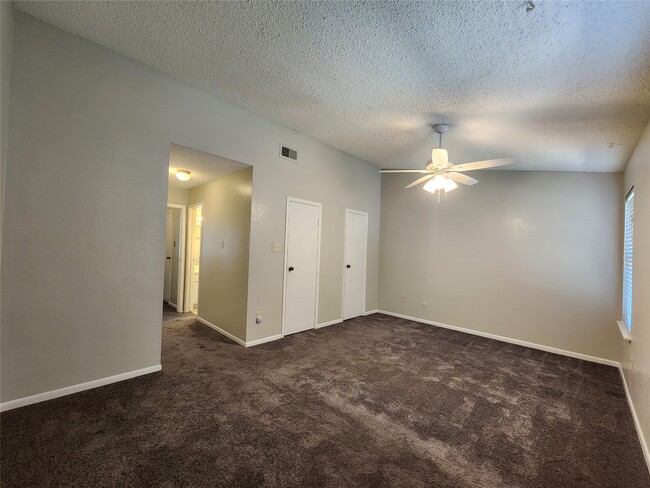 Building Photo - 17742 Kings Park Ln