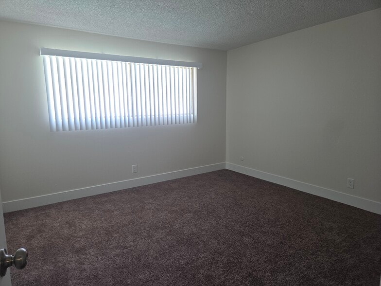 large bedroom with large closet - 5530 Ackerfield Ave